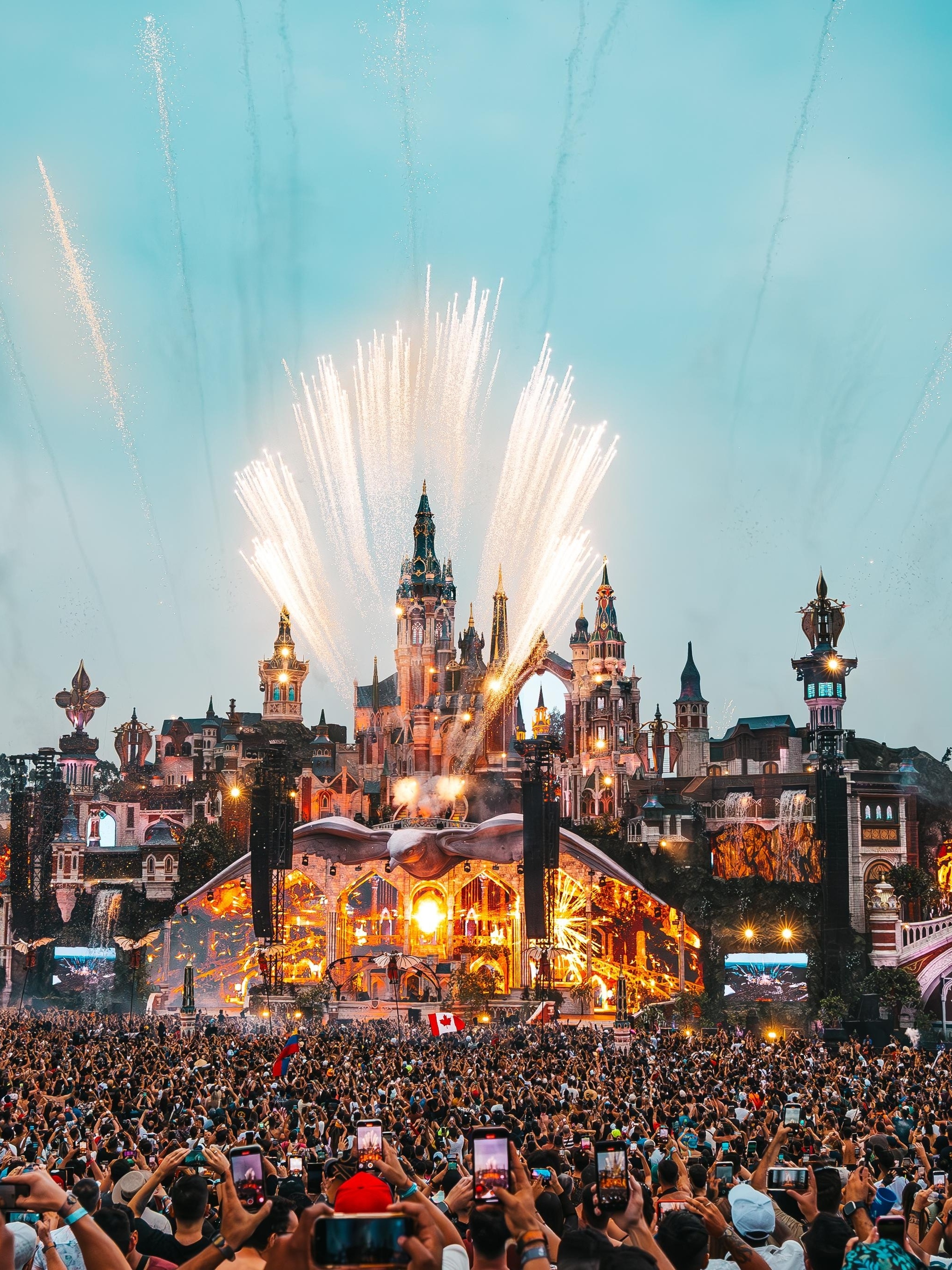SACRAフリルトップスtomorrowlandballsey ハイカウントサテン ネックフリルブラウス｜トゥモローランド 公式サイト