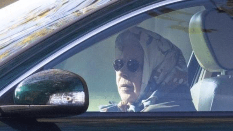 Rainha Elizabeth II, cujo estado de saúde preocupou os britânicos recentemente, foi fotografada dirigindo um carro em seus terrenos do Castelo de Windsor - Redes sociais