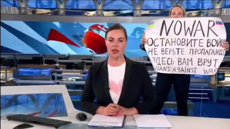 Jornalista invadiu telejornal russo para protestar contra a guerra da Rússia com a Ucrânia - Reprodução/ Twitter @maxseddon