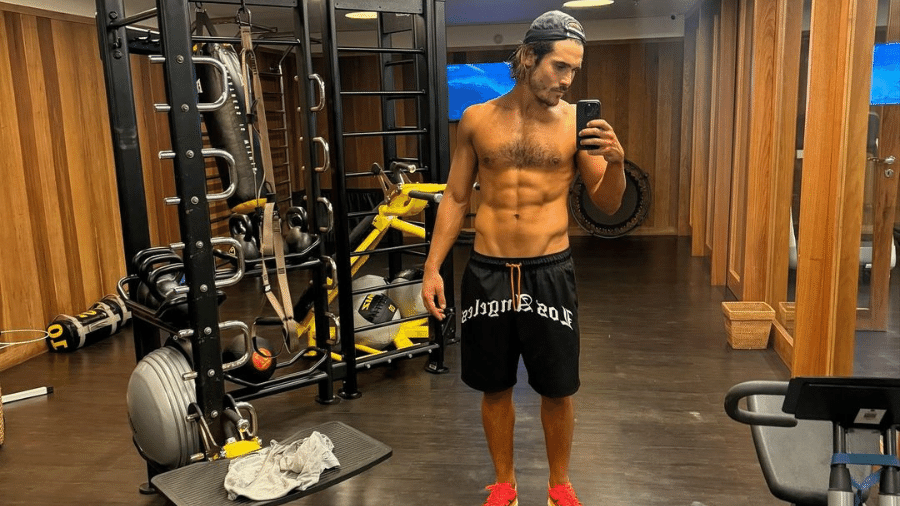 Nicolas Prattes posta foto sem camisa na academia