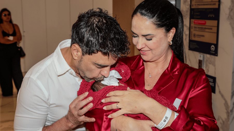 Zezé di Camargo e Graciele Lacerda deixam a maternidade com a filha, Clara - Tomzé Fonseca/ Agnews