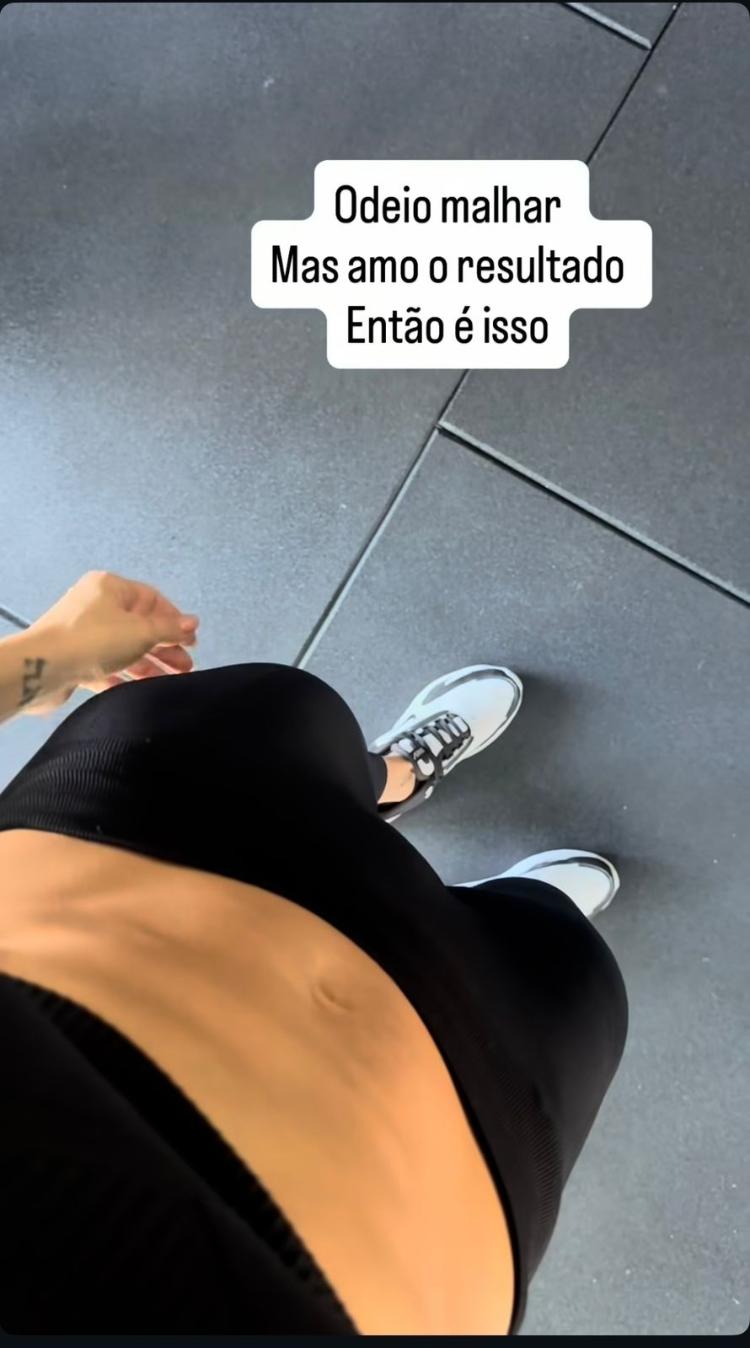 Thaila Ayala exibe abdômen 