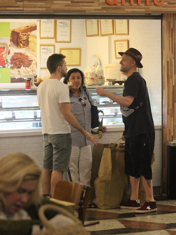 Paulo Gustavo com o marido, Thales Bretas, e a amiga Regina Casé, em passeio ao shopping - AG NEWS