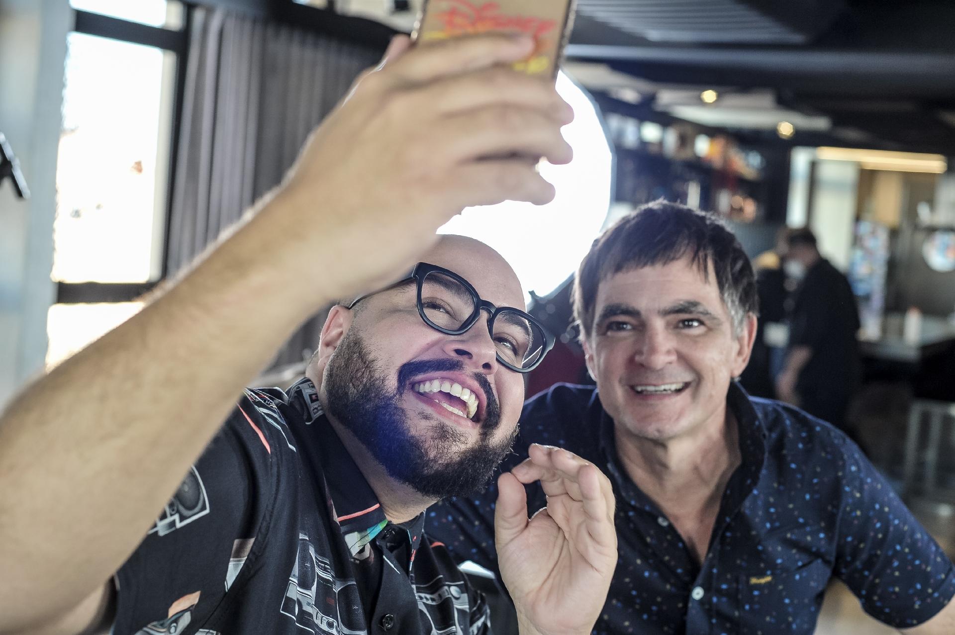 Samuel Rosa e Tiago Abravanel nos bastidores da gravação para o 'Sai da Caixa' - Reinaldo Canato/UOL