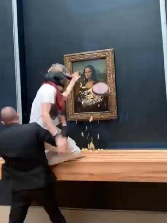 Quadro da Monalisa é atacado com torta no Louvre; relembre