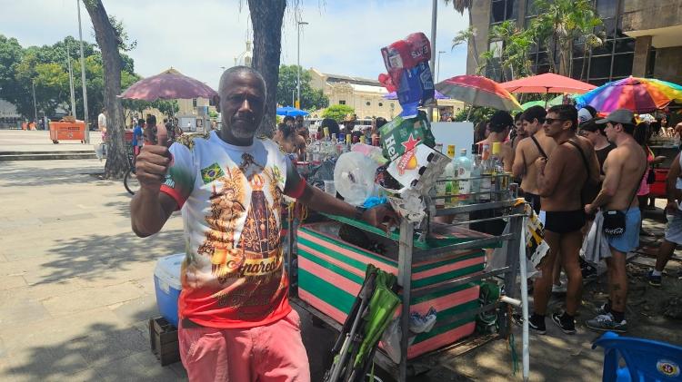 O comerciante Jorge Penteado, 55, celebra início do pré-Carnaval, no Rio