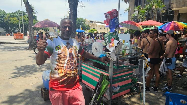 O comerciante Jorge Penteado, 55, celebra início do pré-Carnaval, no Rio