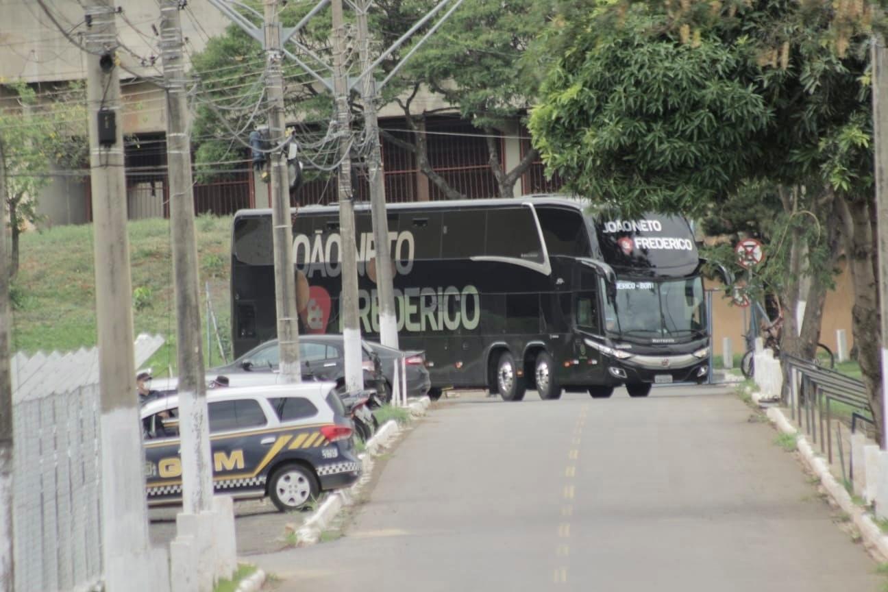 Ônibus da dupla João Neto e Frederico chega para o velório de Marília Mendonça na Arena Goiânia - J. Lee/ Brazil News