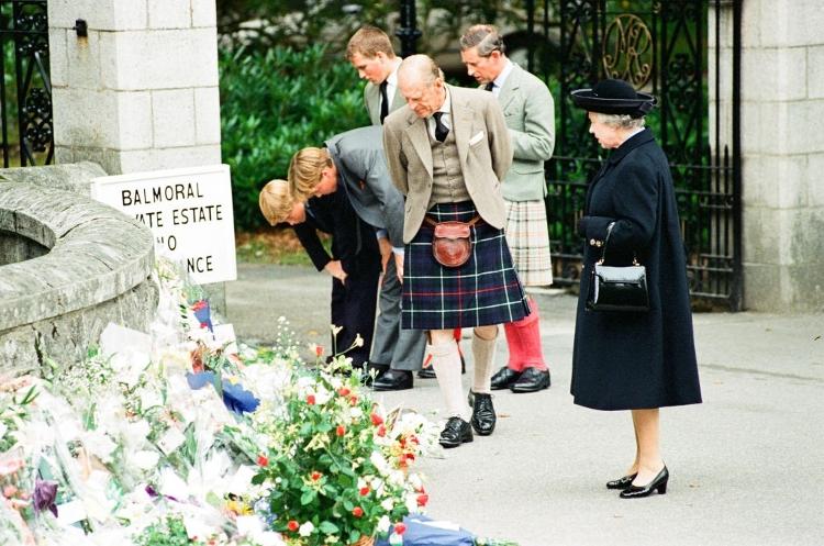 A Família Real recebeu flores e homenagens à princesa Diana nos portões do Castelo de Balmoral, na Escócia, dias após sua morte - Robert Patterson/Mirrorpix/Getty Images - Robert Patterson/Mirrorpix/Getty Images