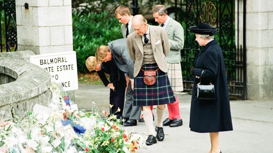 Família real na frente do memorial para Princisa Diana nos portões do Castelo de Balmoral, na Escócia, em 5 de setembro de 1997 - Robert Patterson/Mirrorpix/Getty Images