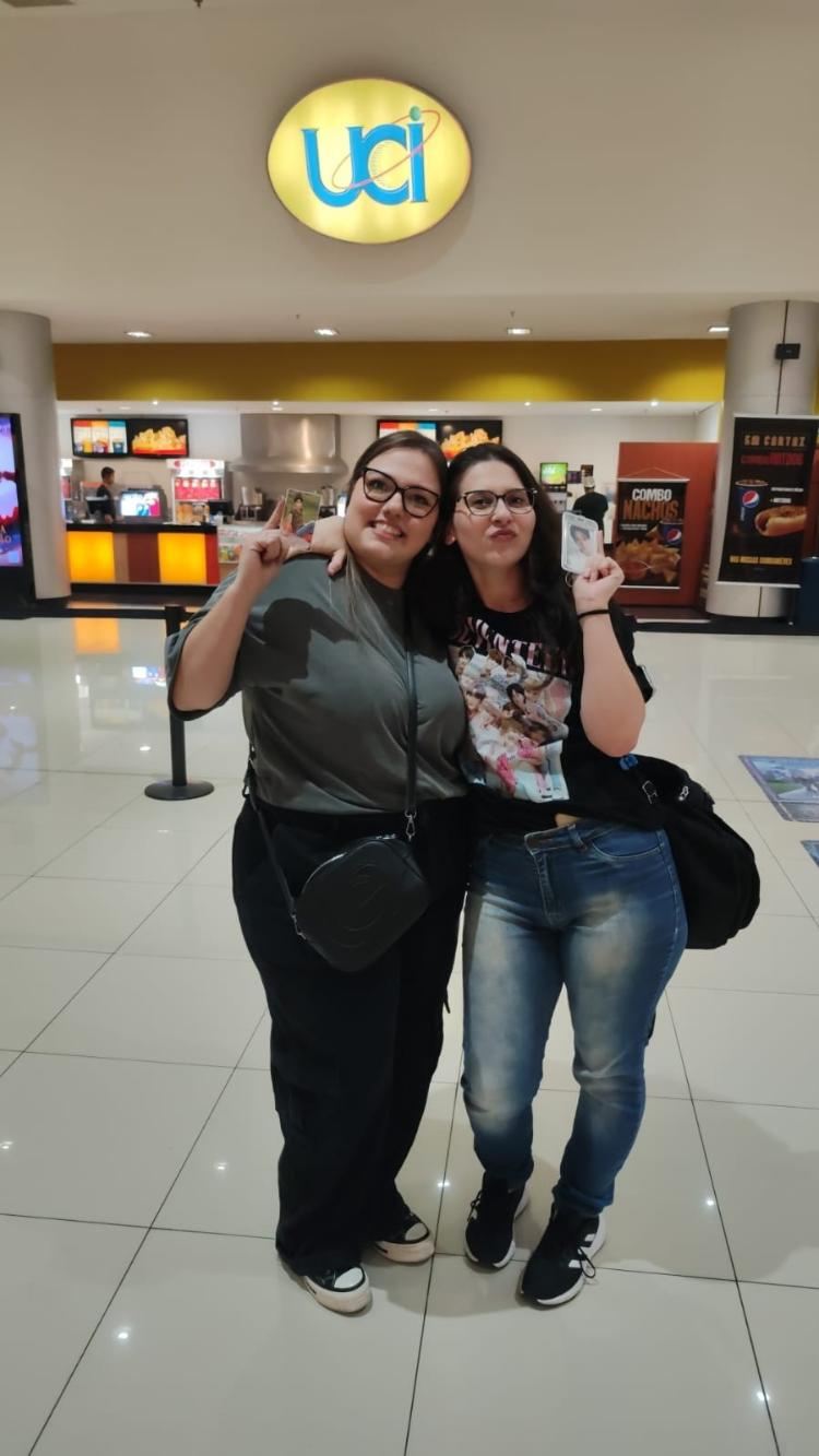 Amigas se conheceram na fila de outro show no cinema do grupo Seventeen