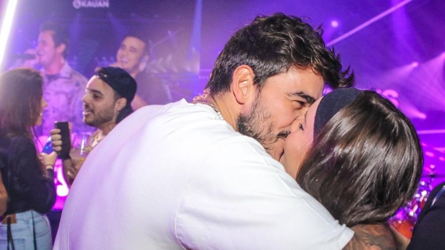 Thais Braz e Gui Napolitano se beijam em festa de lançamento de Matheus & Kauan - Thiago Duran/BrazilNews