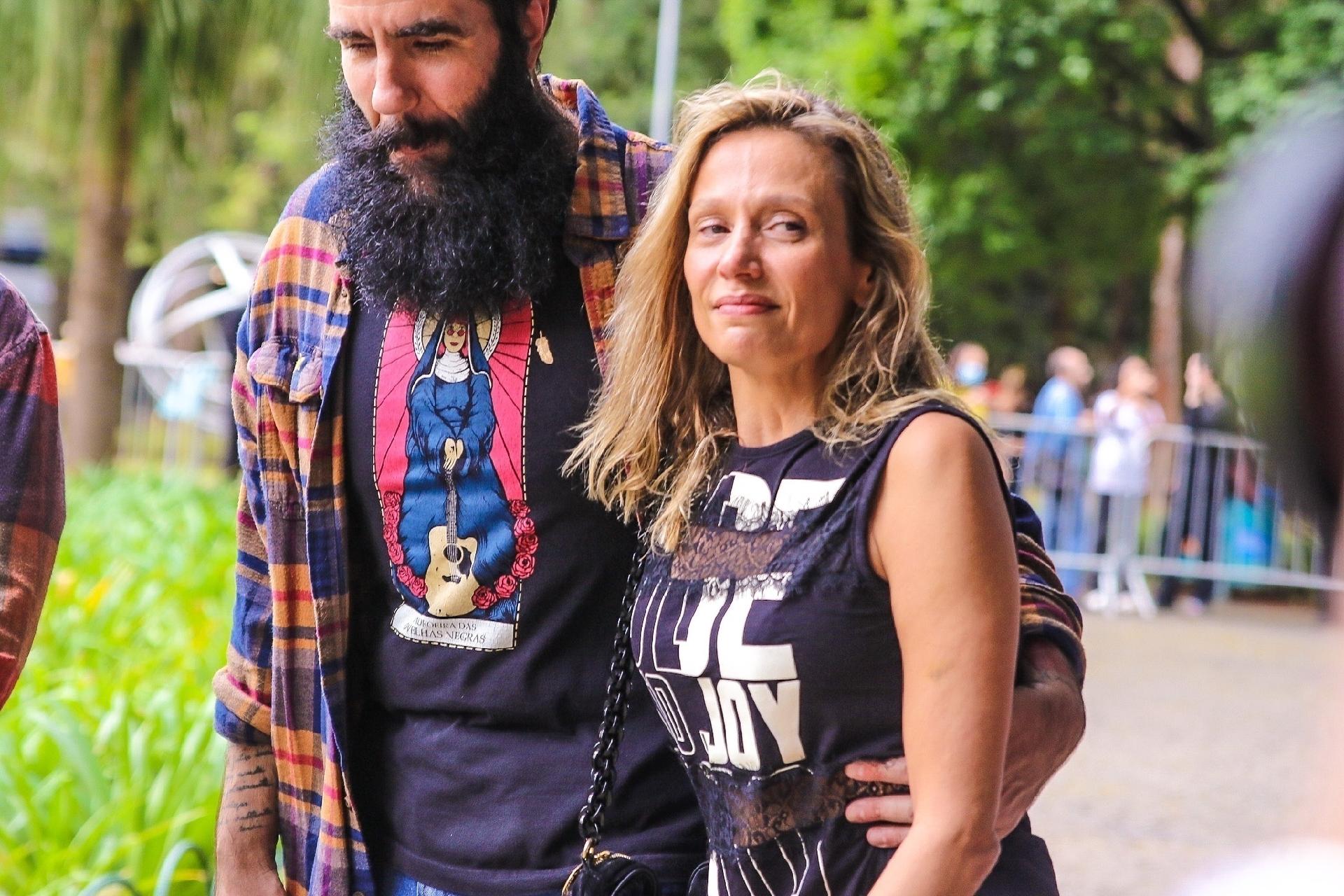 Luísa Mell no velório de Rita Lee com Guilherme Samora, biógrafo da cantora - Thiago Duran/BrazilNews