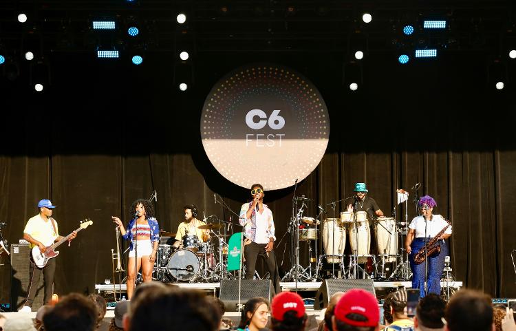 O cantor cubano Cimafunk e banda no palco do C6 Fest, em São Paulo
