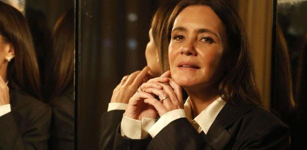 Adriana Esteves posa ao lado dos dois filhos em registro raro