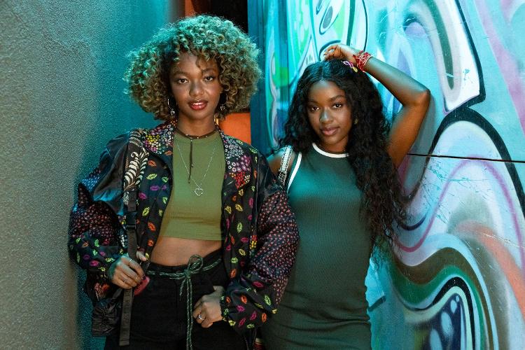 Dara (Cecília Chancez) vai com Stephany (Nikolly Fernandes) para a batalha de criação em 'Dona de Mim' Dara (Cecília Chancez) vai com Stephany (Nikolly Fernandes) para a batalha de criação em 'Dona de Mim'