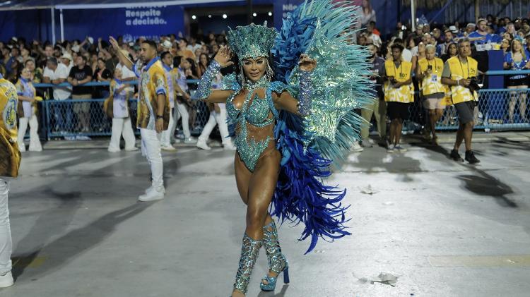 A musa Dayse Castro representou as Ondas do Atlântico no desfile da Paraíso do Tuiuti