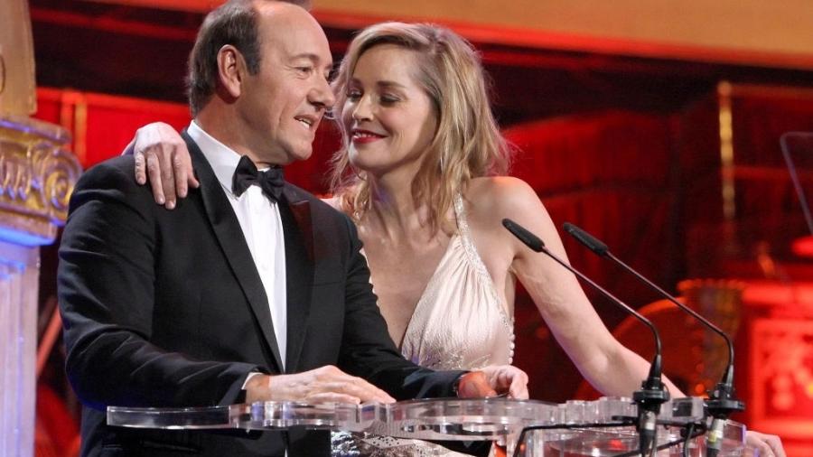 Sharon Stone defendeu Kevin Spacey após acusações de abuso sexual; foto mostra atores em evento em 2011