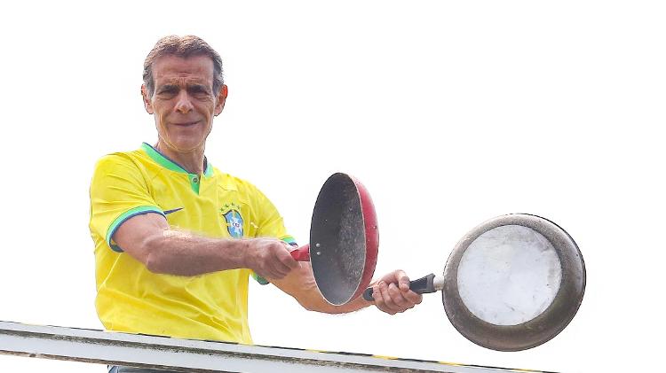 Mário Gomes bate panela antes de deixar mansão no Rio