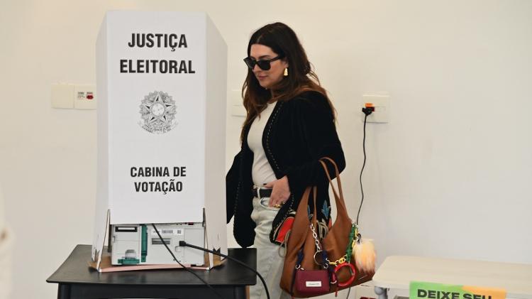 Fernanda Paes Leme vota em colégio na zona sul de São Paulo