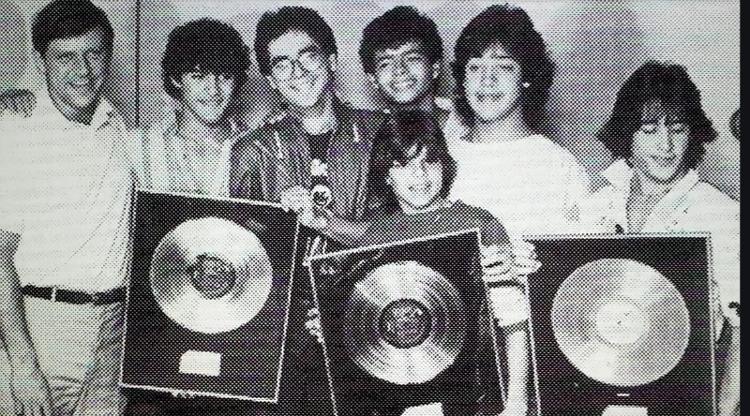 José Menéndez, Charlie, Edgardo (empresário), Robbie, Rey, Roy e Rick Martin