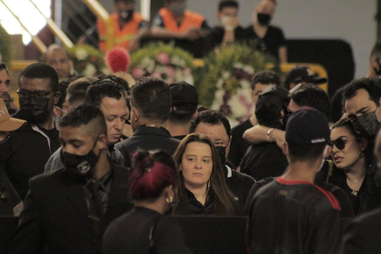 A cantora Maiara, da dupla com Maraísa, no velório da amiga Marília Mendonça - J. Lee/ Brazil News
