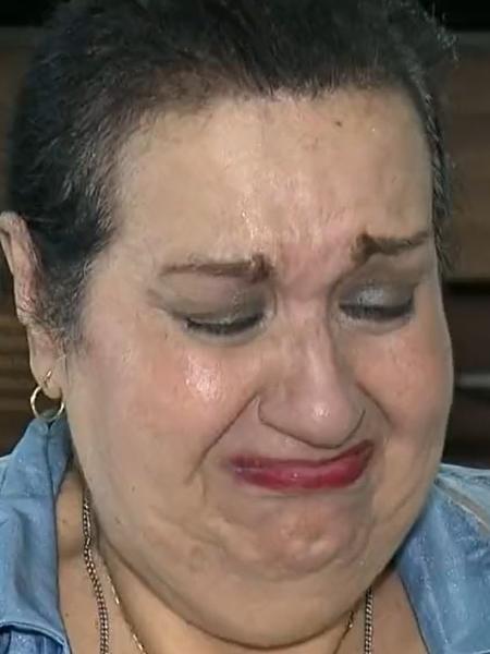 Filha de Bolinha, morto em 1998, chora durante a entrevista - Reprodução/Record