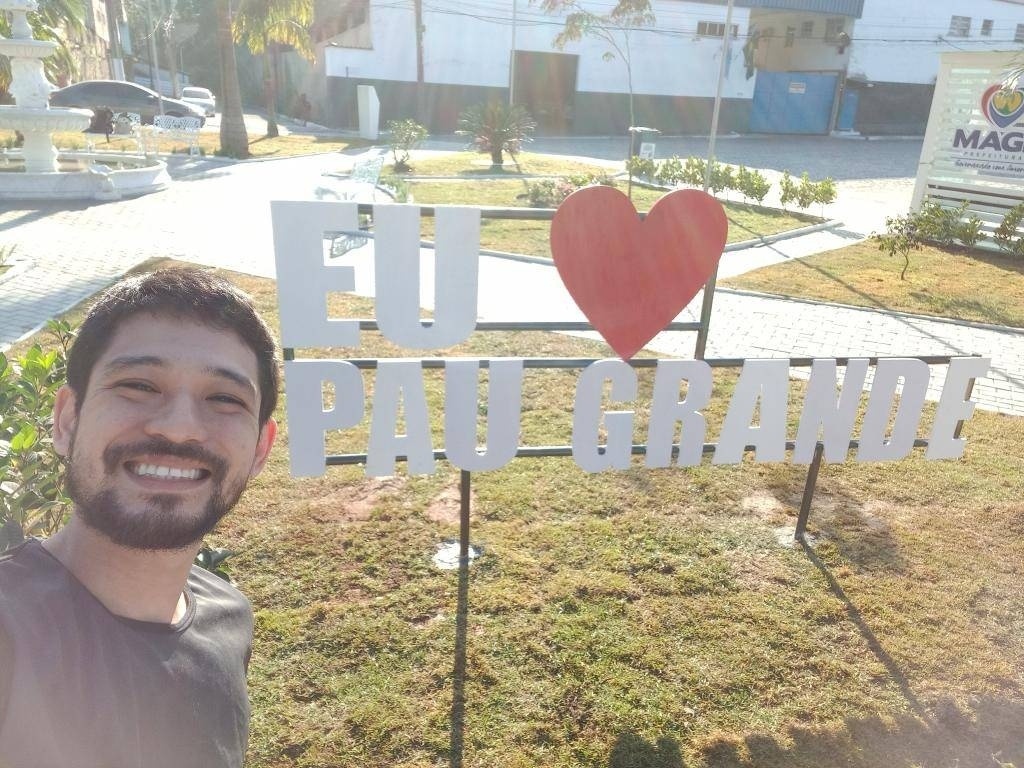 Eu amo Pau Grande: letreiro em praça de Magé, no Rio, vira meme