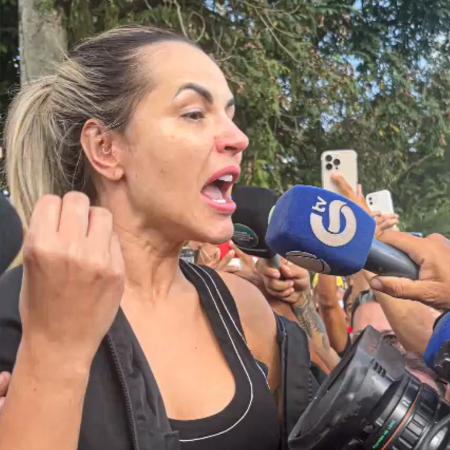 Deolane Bezerra quando deixou a Colônia Penal Feminina Bom Pastor, no Recife (PE)