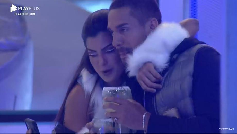A Fazenda 2021: Marina Ferrari e Bil Araújo se abraçamna festa - Reprodução/Playplus