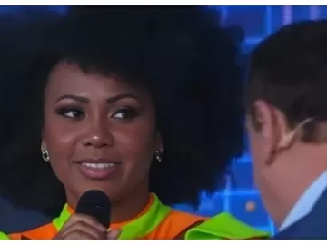 Bailarina vítima de constrangimento racista de Ratinho pede demissão