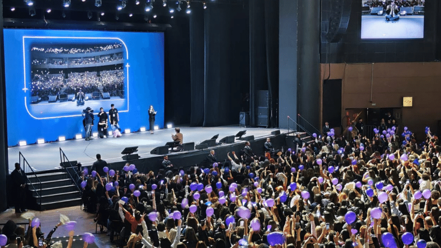 Seo In-guk tira foto com fãs para lembrar do seu fan meeting no Brasil