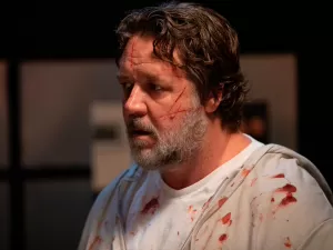Russell Crowe apavora filha em cena exclusiva do terror 'O Exorcismo'