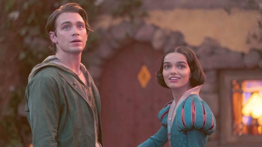 Andrew Burnap e Rachel Zegler vivem o casal no live-action de "Branca de Neve" Andrew Burnap e Rachel Zegler vivem o casal no live-action de "Branca de Neve"