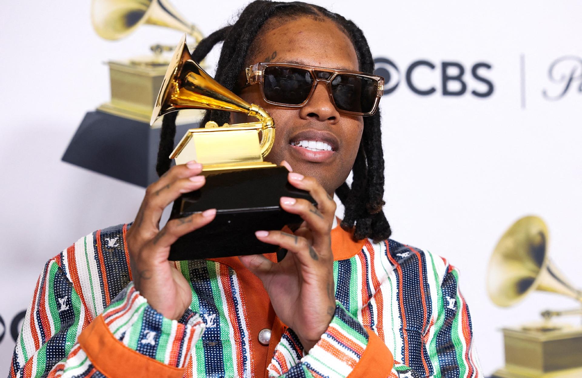 4.fev.24 - Lil Durk posa com seu Grammy de Melhor Performance de Rap Melódico durante a 66ª edição anual do Grammy Awards em Los Angeles, Califórnia, EUA - undefined