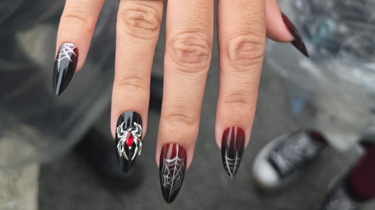 A estudante Sabrina Souza, 19, mostra detalhe nas unhas feitas especialmente para o show A estudante Sabrina Souza, 19, mostra detalhe nas unhas feitas especialmente para o show