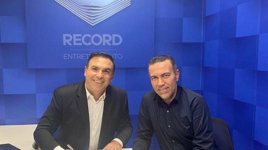 Reinaldo Gottino assina contratto ao lado de Paulo Calil, diretor da Record Entretenimento - Reprodução