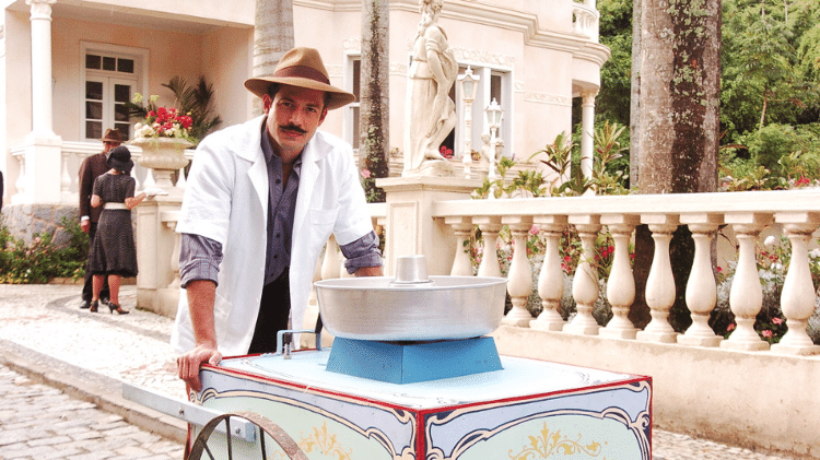 Vitório (Malvino Salvador) vendendo algodão doce em 'Alma Gêmea'