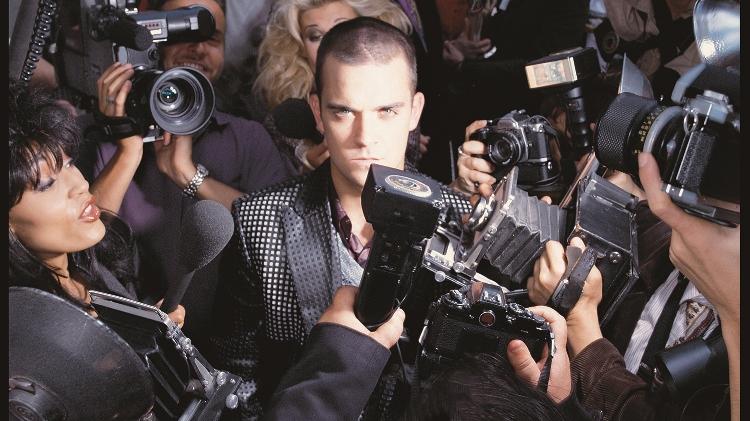 Capa do álbum "Life Thru A Lens" (1997), de Robbie Williams Capa do álbum "Life Thru A Lens" (1997), de Robbie Williams