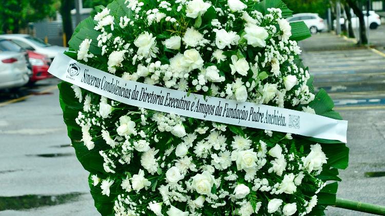 Coroa de flores enviada pela Fundação Padre Anchieta, proprietária da TV Cultura, para o velório de Agnaldo Rayol