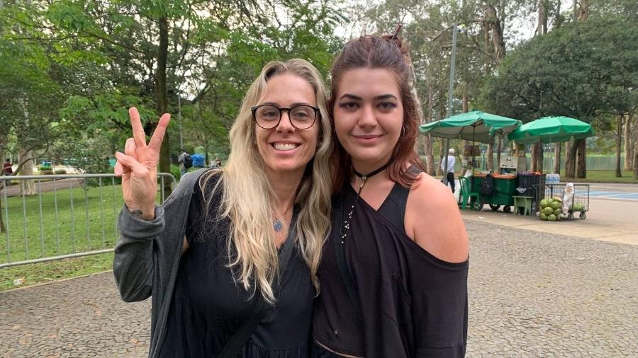 Gabi e Lara Duarte, fãs de Rita Lee, foram as últimas à deixar o Planetário - Bruna Calazans/UOL