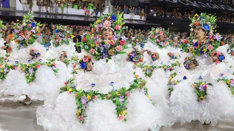 Ala das baianas da Vila Isabel representou a figura mítica da Mãe Natureza