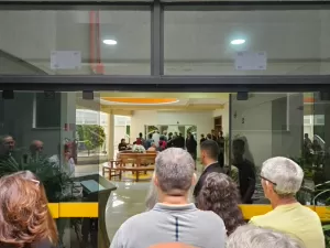 Em Taubaté, velório de Cid Moreira tem fila de fãs e oração