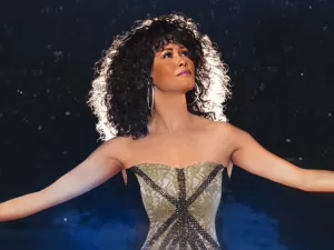 Belinda Davids revive Whitney Houston em turnê pelo Brasil