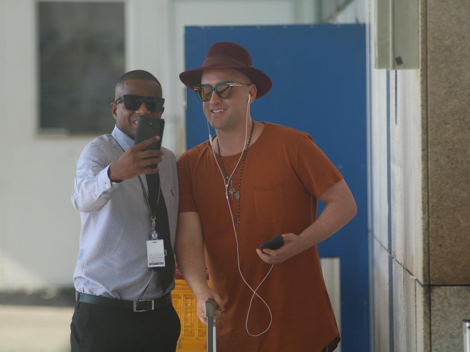 Paulo Gustavo tira foto com fã em aeroporto - AG NEWS