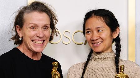 Frances McDormand e Chloé Zhao, protagonista e diretora de "Nomadland", o grande vencedor do Oscar 2021 - Chris Pizzello-Pool/Getty Images - Chris Pizzello-Pool/Getty Images