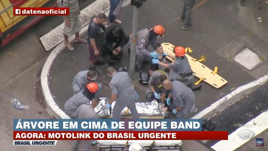 Equipe da Band é atendida após ser atingida por árvore na zona leste de São Paulo  - Reprodução/Band