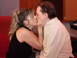 Fábio Jr. posa dando beijão na esposa para comemorar aniversário