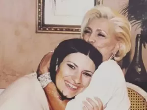 Laura Pausini diz que guarda sapato e vestido que ganhou de Hebe Camargo