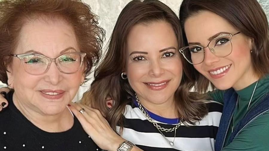 Sandy posta foto com a mãe e a avó no Dia das Mães Sandy posta foto com a mãe e a avó no Dia das Mães